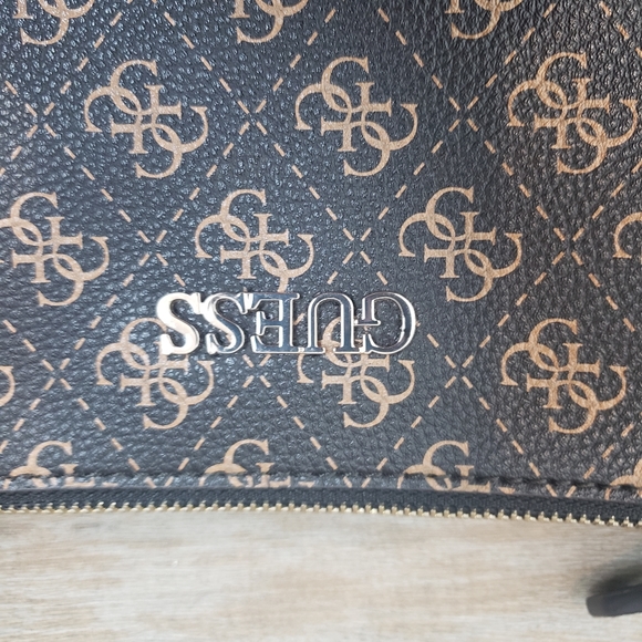 GUESS | Crossbody Adjustable Strap Womens Purse - Picture 10 of 13